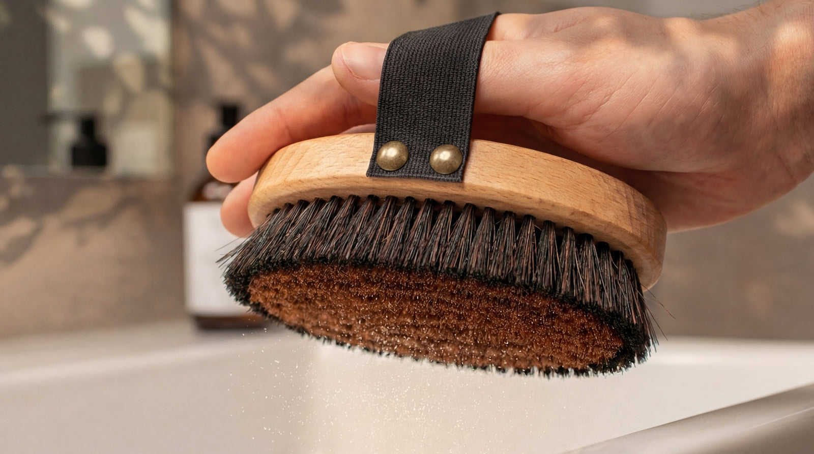 Klosterbürste reinigen: Die richtige Pflege der Ionen-Bürste