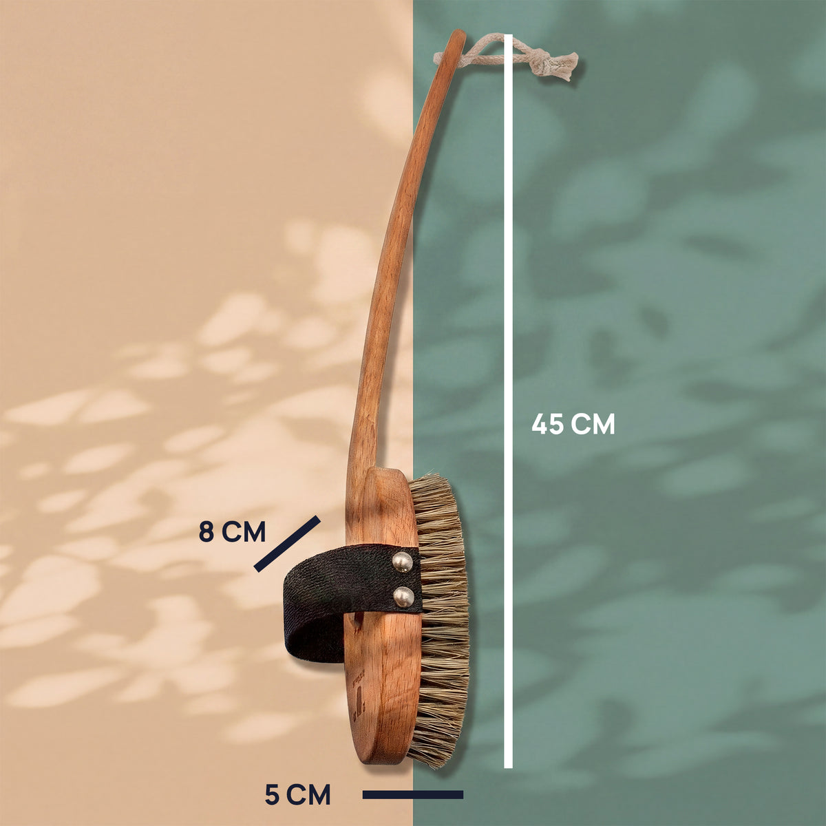 Massgrafik der Badebürste: 45 cm lang, Bürstenkopf 8 cm hoch und 5 cm breit.