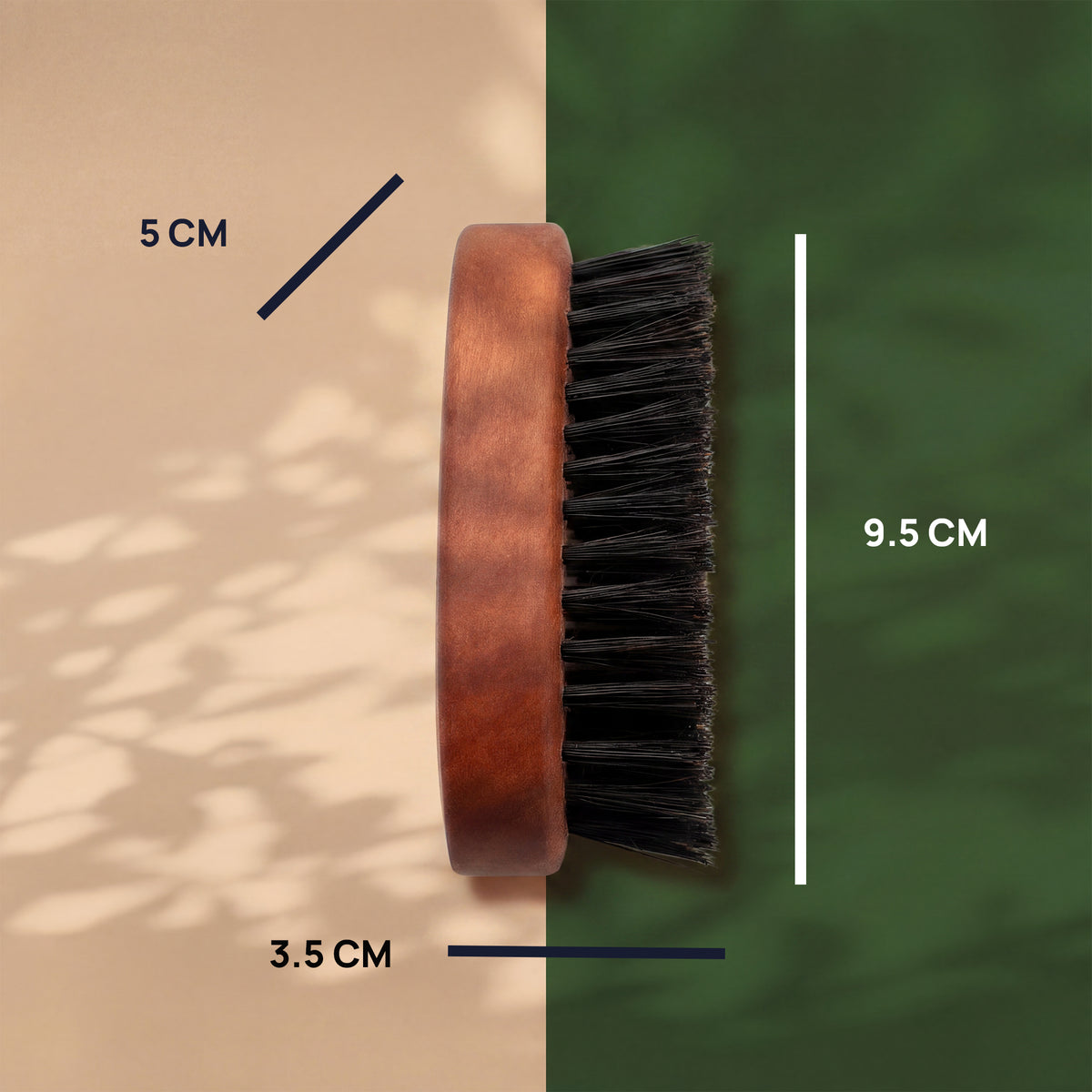 Massgrafik der Bartbürste: 9,5 cm hoch, Holzkörper 5 cm lang, 3,5 cm breit.