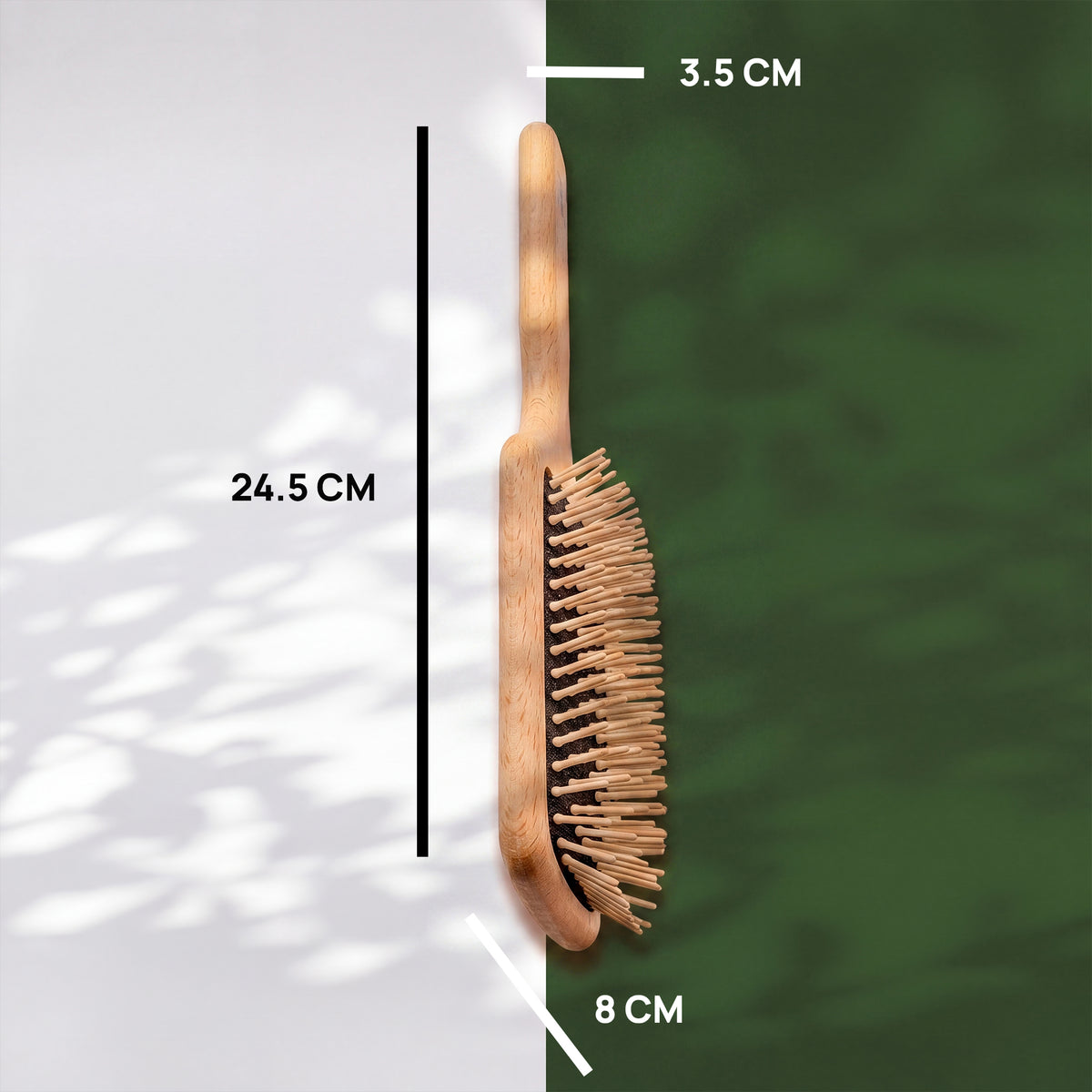 Massgrafik der Paddle-Haarbürste: 24,5 cm lang, Stiftfeld 8 cm breit, dazu die Angabe 3,5 cm.