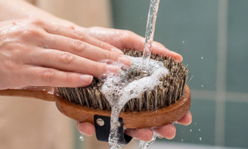 Warum Naturborsten riechen können – und wie deine Badebürste frisch bleibt