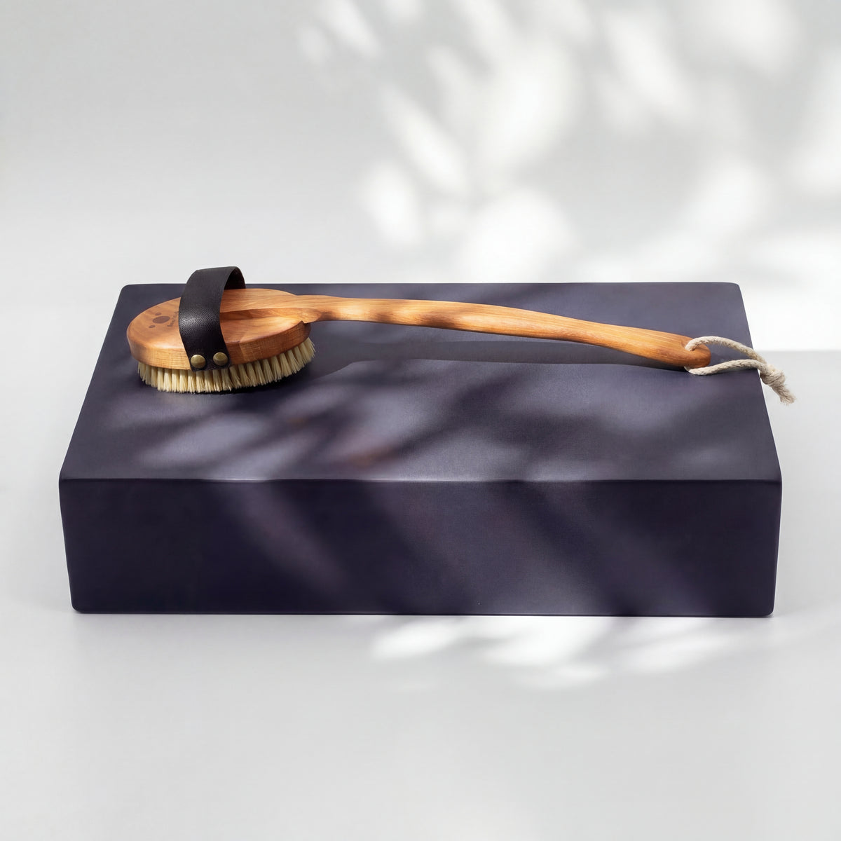 Badebürste aus FSC-Buchenholz mit weichen Schweineborsten, mit Aufhängekordel am Stielende