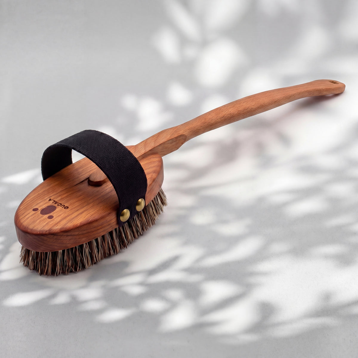 Rückseite der Badebürste mit QUOALA-Logo im Holz