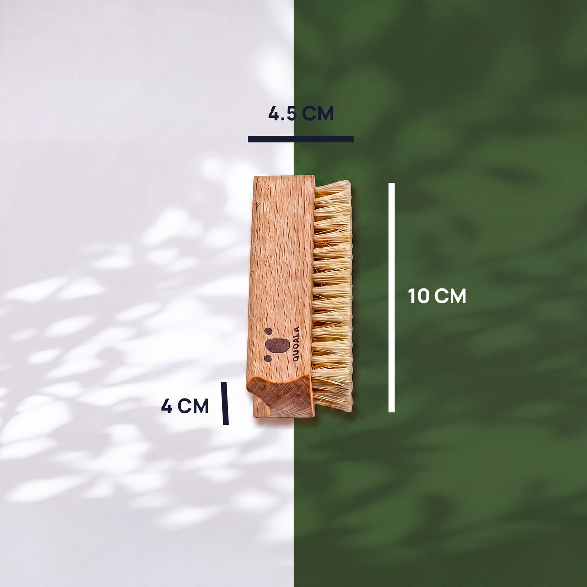 Massgrafik der Hand- und Nagelbürste: 10 cm lang, 4,5 cm breit, 4 cm tief.
