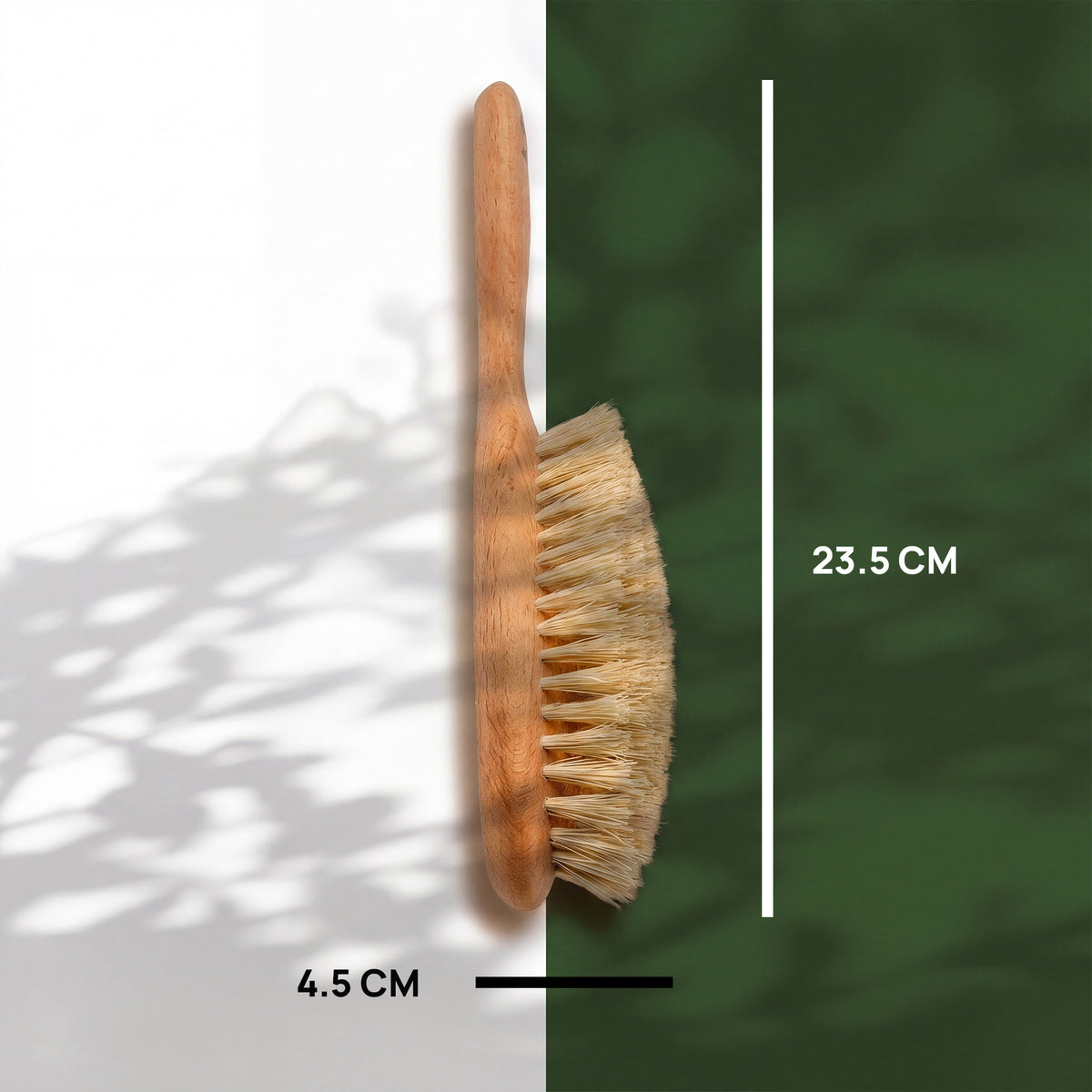 Massgrafik der Haarbürste: 23,5 cm lang, Bürstenkopf 4,5 cm breit.